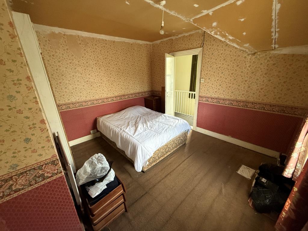 Lot: 157 - PAIR OF COTTAGES FOR REFURBISHMENT AND REPAIR WITH APPROXIMATELY 2.8 ACRES OF LAND - Bedroom
